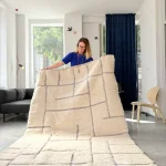 weißer Beni Ouarain Teppich mit blauen geometrischen Linien