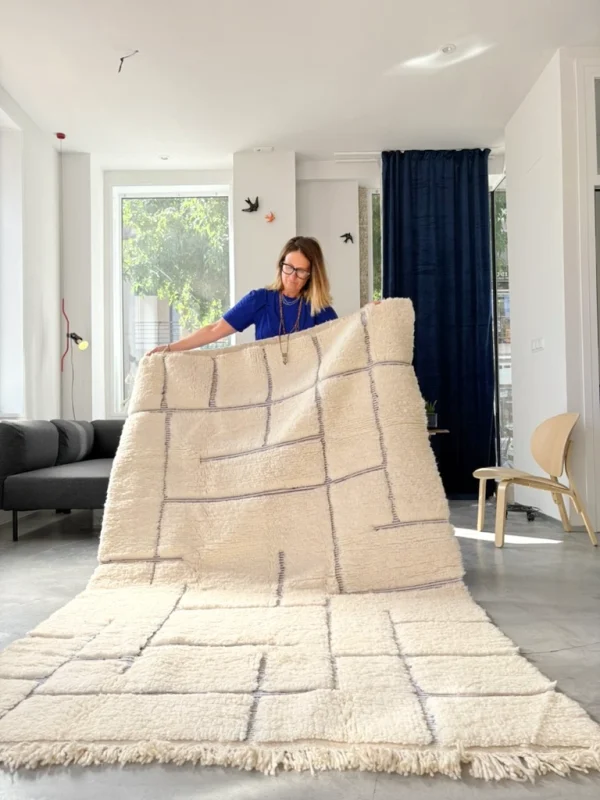 weißer Beni Ouarain Teppich mit blauen geometrischen Linien