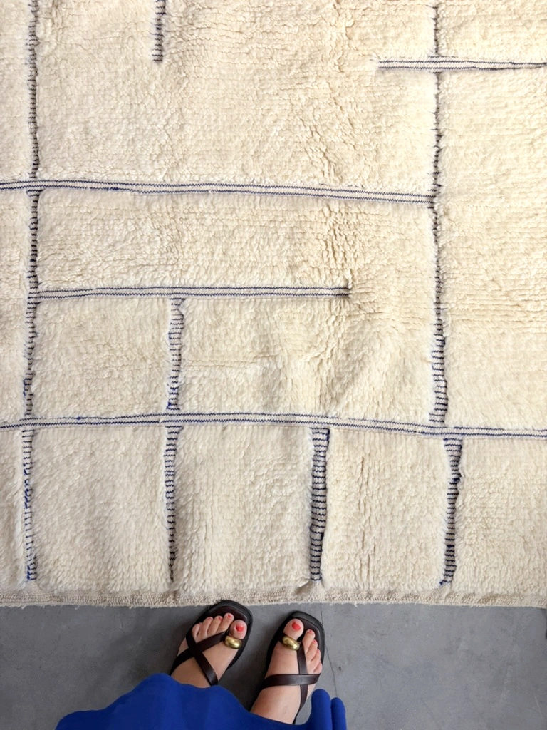 Weißer Beni Ouarain Teppich „Alina“ mit blauen geometrischen Linien 230 × 150 cm 4 weißer Beni Ouarain Teppich mit blauen geometrischen Linien