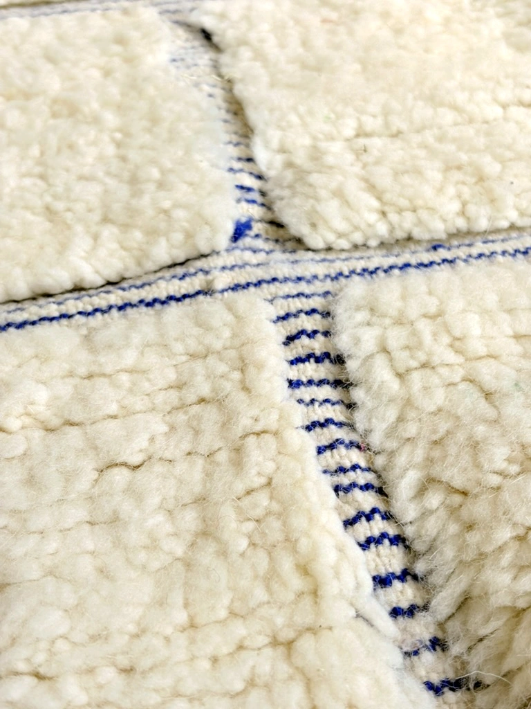 Weißer Beni Ouarain Teppich „Alina“ mit blauen geometrischen Linien 230 × 150 cm 6 weißer Beni Ouarain Teppich mit blauen geometrischen Linien