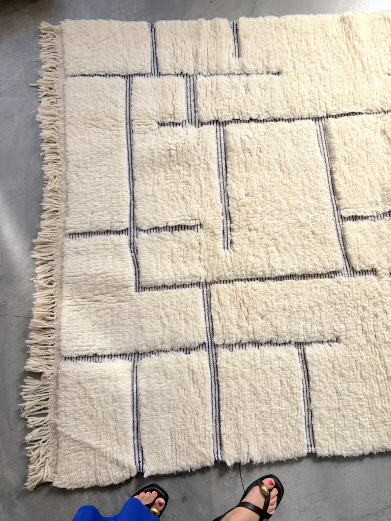 Weißer Beni Ouarain Teppich „Alina“ mit blauen geometrischen Linien 230 × 150 cm 5 weißer Beni Ouarain Teppich mit blauen geometrischen Linien