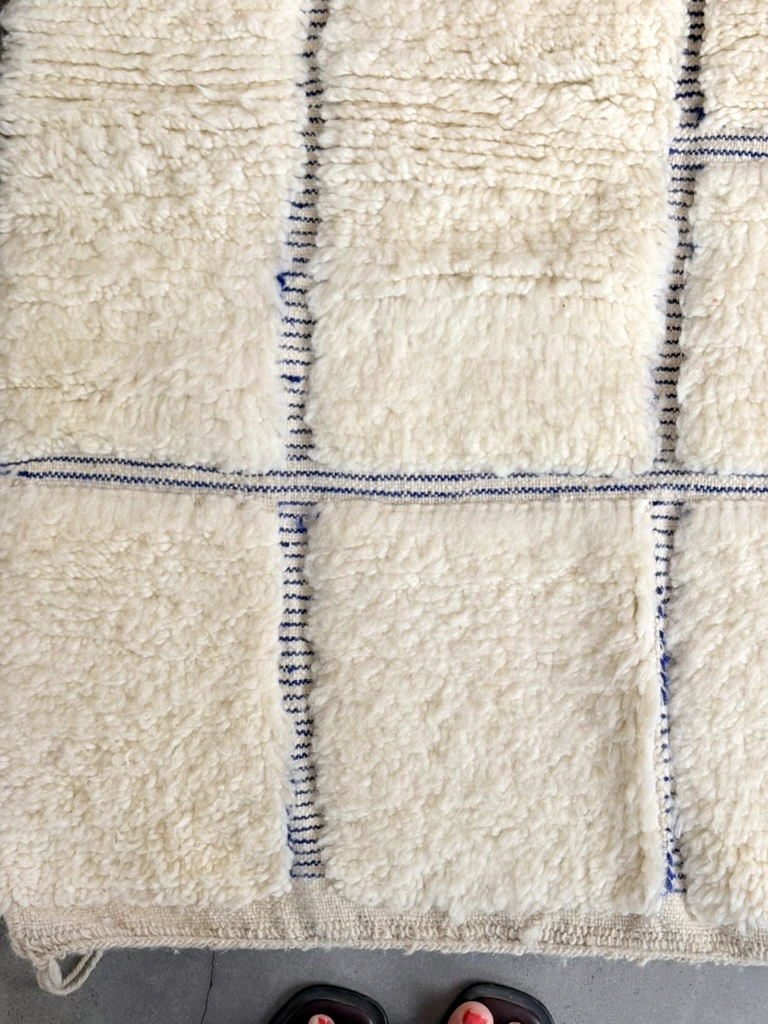 Weißer Beni Ouarain Teppich „Alina“ mit blauen geometrischen Linien 230 × 150 cm 7 weißer Beni Ouarain Teppich mit blauen geometrischen Linien