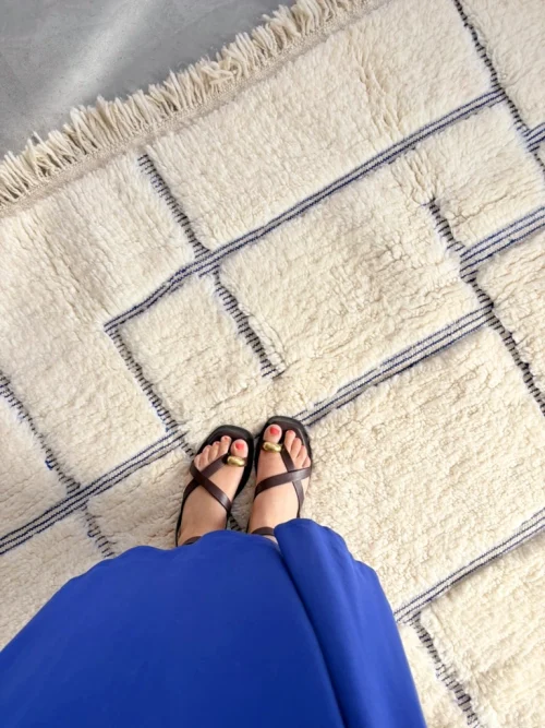 weißer Beni Ouarain Teppich mit blauen geometrischen Linien