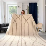 weißer Beni Ouarain Teppich mit grauen Linien