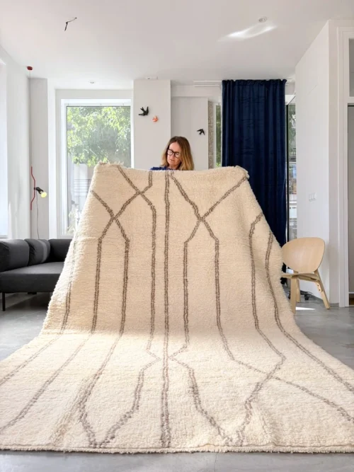 weißer Beni Ouarain Teppich mit grauen Linien